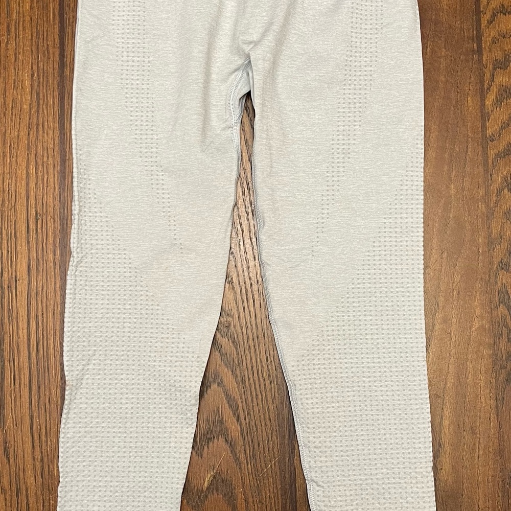 Gymshark women’s light gray  Leggings with Textured Fabric and Comfortable Fit